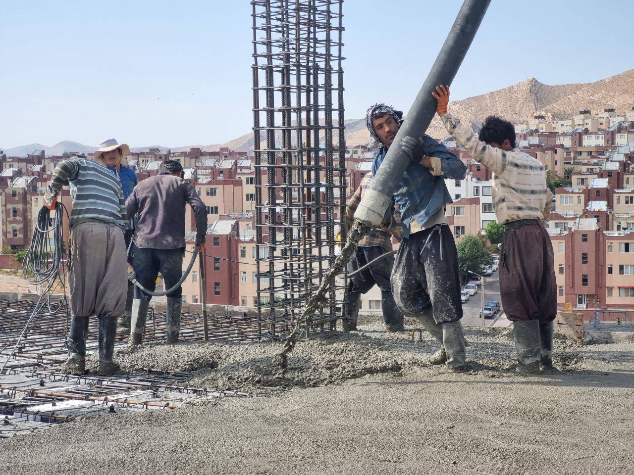 تصویر تکمیلی گزارش گزارش بتن ریزی سقف دهم از بلوک 4
